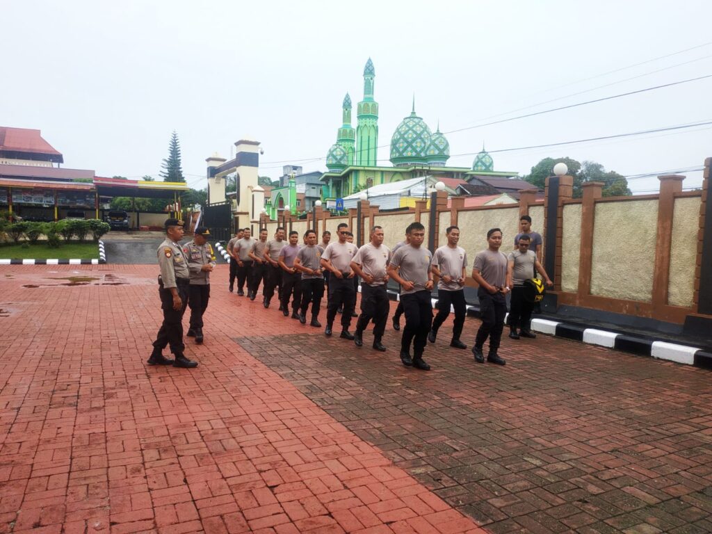 Tingkatkan Kemampuan Personel, Polres Kubar Gelar Latihan Dalmas WhatsApp Image 2023 01 11 at 08.32.44