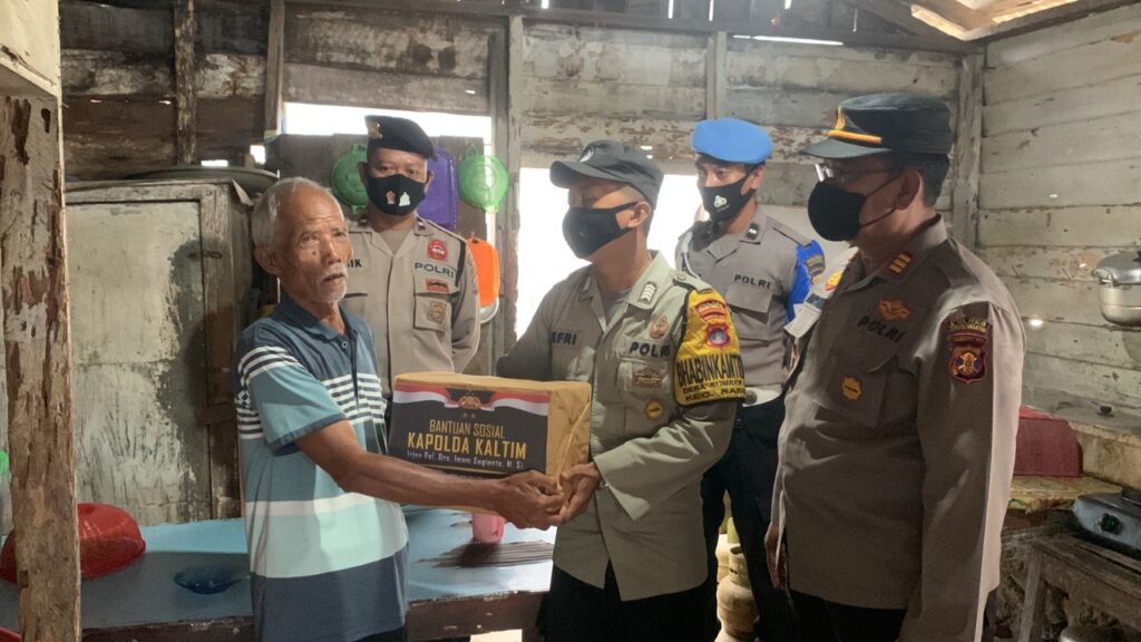 Peduli Sesama, Kapolsek Babulu Polres PPU Berikan Bantuan Sosial kepada Warga Kurang Mampu WhatsApp Image 2023 01 11 at 08.34.22