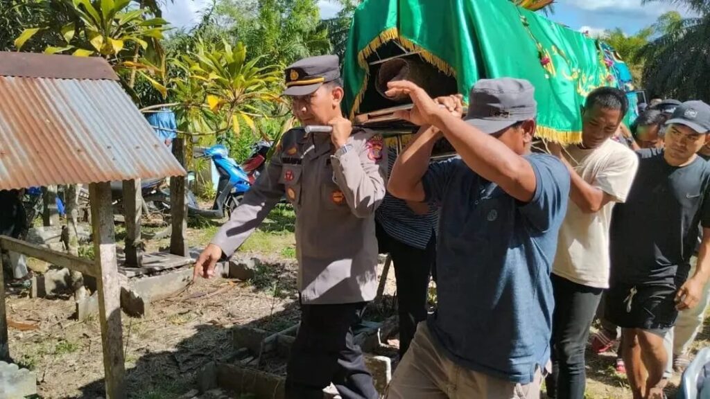 Wujud Empati Polri, Kapolsek Long Ikis Bantu Prosesi Pemakaman Warga Binaanya WhatsApp Image 2023 01 19 at 15.51.33