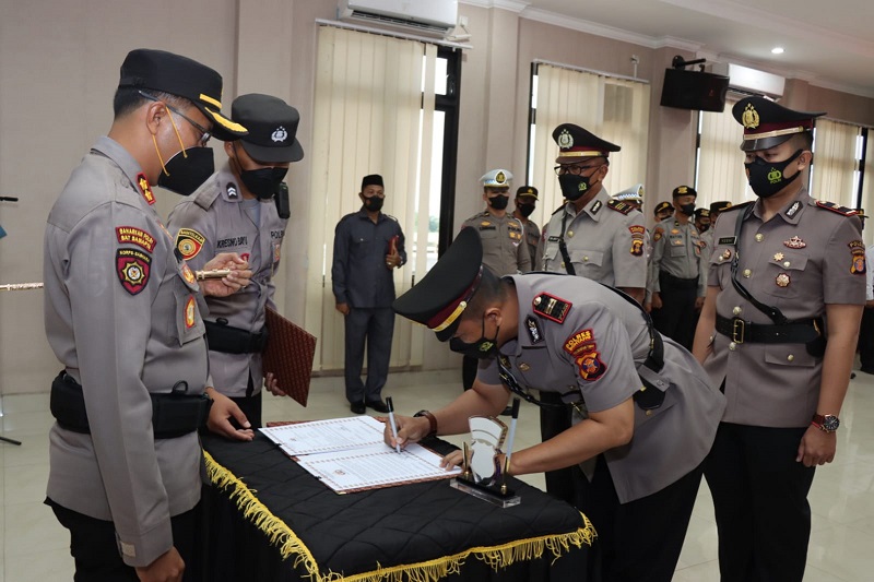 Polres Bontang Gelar Upacara Serah Terima Jabatan Kasat Lantas Dan Kapolsek Muara Badak a7de94cb cb96 4b55 857a 21ffa85c65aa