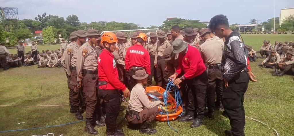 Tingkatkan Kemampuan, Pammat Dit Samapta Polda Kaltim Gelar Pelatihan Penyelamatan Korban Bencana Alam 166F808D EBB5 4E96 8F4A E9086D28B5BE