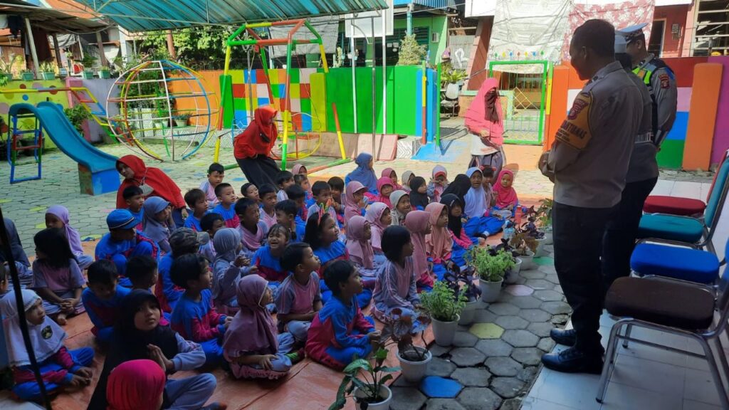 Anggota Sat Lantas Polres Bontang Berikan Edukasi Tentang Tugas Kepolisian Kepada Murid TK Tunas Mekar 2 1