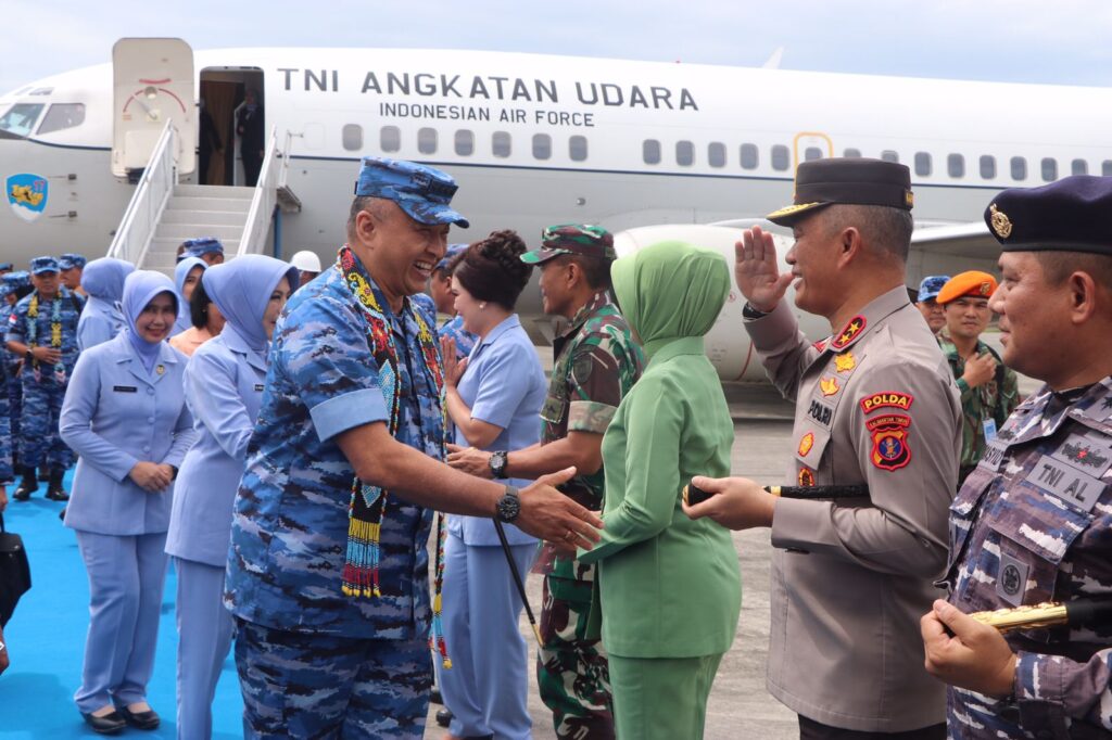 Kapolda Kaltim Sambut Kedatangan Kepala Staf TNI AU di Bumi Etam 318ad46d 16eb 41a5 9912 c8948156f545