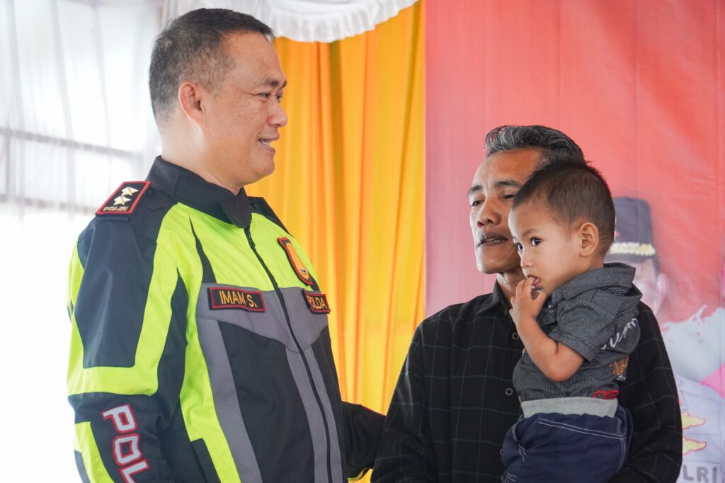 Patroli Sepeda Motor Jarak Jauh, Kapolda Kaltim Berikan Tali Asih Kepada Anak Penderita Stunting 36