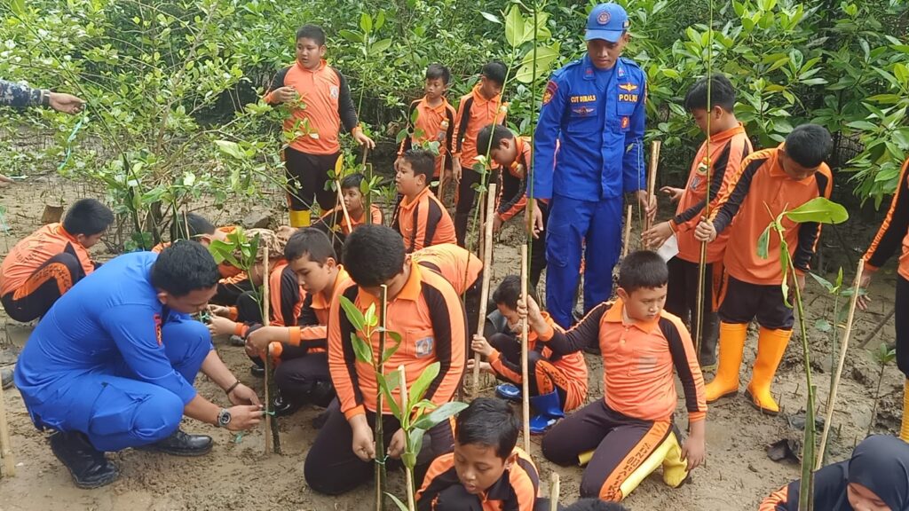 Ditpolairud Polda Kaltim Jelaskan Tata Cara Penanaman Hingga Manfaat Mangrove kepada Siswa SDN 013 Balikpapan Kota 64D1C32F 5569 4D41 97DD 43F79F9BC463