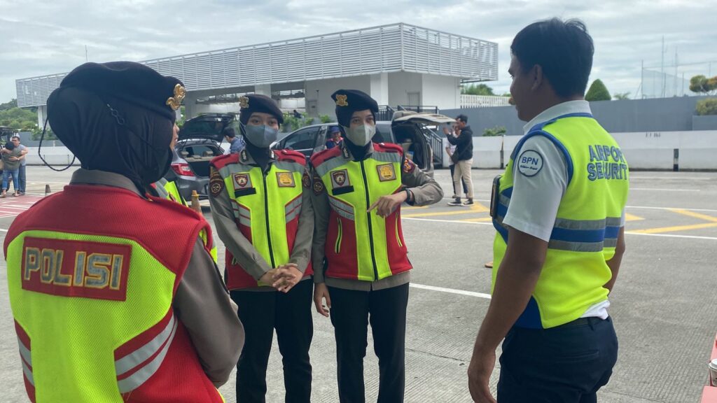 Pelayanan Humanis Polwan Ditsamapta Polda Kaltim Saat Patroli ke Bandara SAMS Sepinggan 87ddc20f 2126 416d b314 12699dae39d8