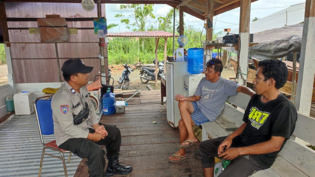 Laksanakan Patroli Dialogis, Satbinmas Polres Paser Sampaikan Himbauan Kamtibmas kepada Masyarakat 946DB684 C953 446F 89F2 74D73579B853