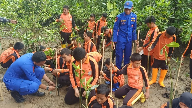Peduli Lingkungan, Dit Polairud Polda Kaltim Serta Siswa SD N 013 Balikpapan Tanam Bibit Mangrove di Pantai Lamaru BDA9665D 048F 4131 8072 368FC4399AC1