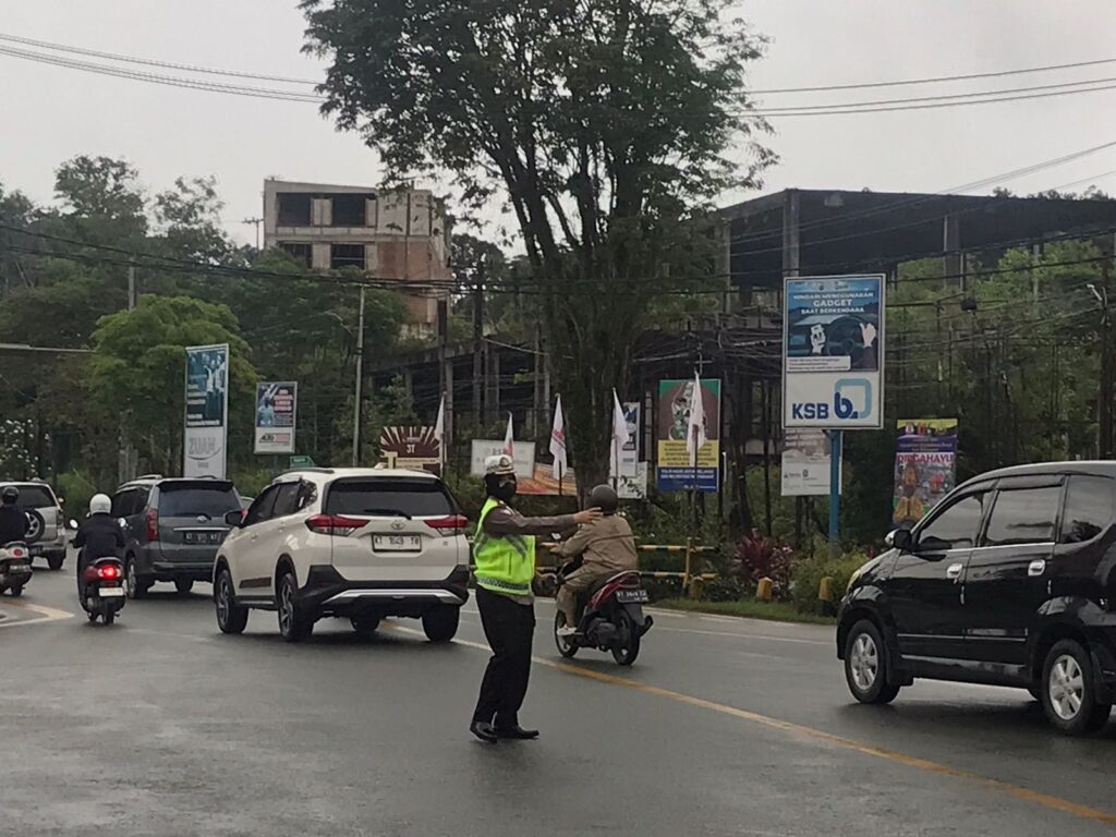 Pastikan Kamseltibcarlantas Tetap Terjaga, Peronel Sat Lantas Polresta Balikpapan Atur Lalu Lintas di Wilayah Balikpapan D6EC9712 60EB 4BFD 8AD3 F1F64B1232C1