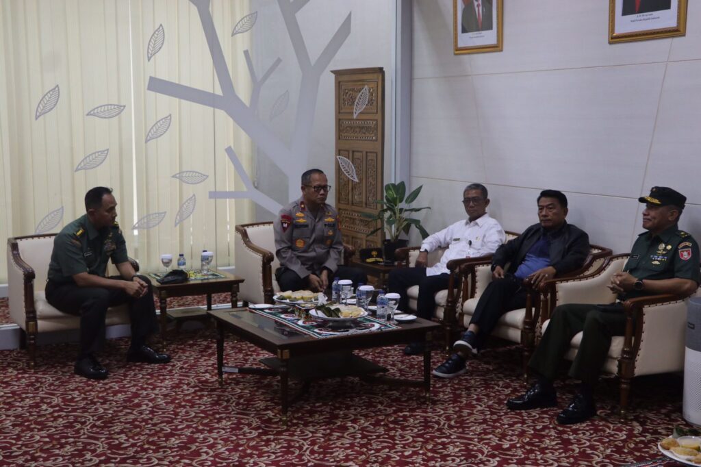 Wakapolda Sambut Kedatangan Kepala Staff Kepresidenan RI di Kaltim D8BDE968 7DDC 442C AB17 B819FA50CA39