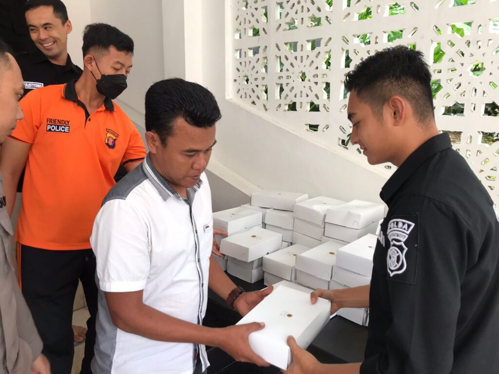 Jumat Berkah, Polda Kaltim Bagikan Nasi Kotak kepada Jamaah Masjid F18D9617 E06E 419F 972D EEB84AF9AD18