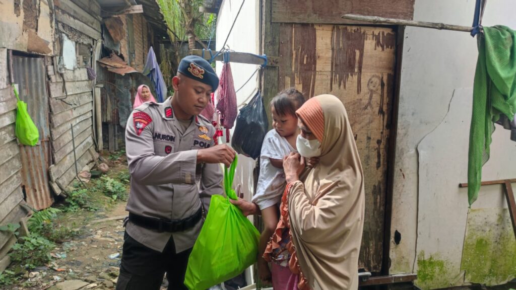 Batalyon A Pelopor Brimob Polda Kaltim, Beri Bantuan Sembako Pada Anak Penderita Stunting HJFHFHG