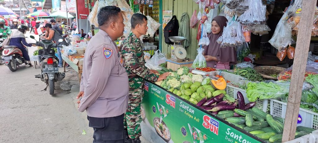 Jelang Bulan Ramadahan, Bhabinkamtibmas Bersama Babinsa Teluk Lerong Ulu Bersinergi Cek Ketersediaan Sembako IMG 20230217 WA0039 1024x461 1