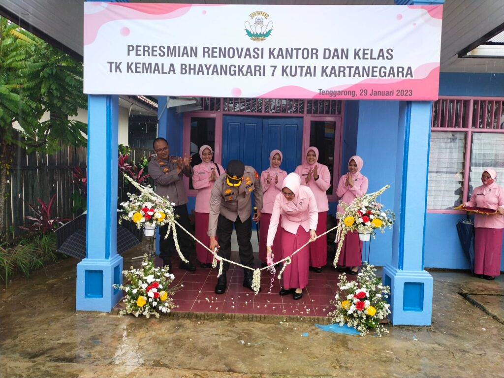Kapolres Kutai Kartanegara Resmikan Gedung TK Kemala Bhayangkari 7 WhatsApp Image 2023 02 01 at 09.21.30