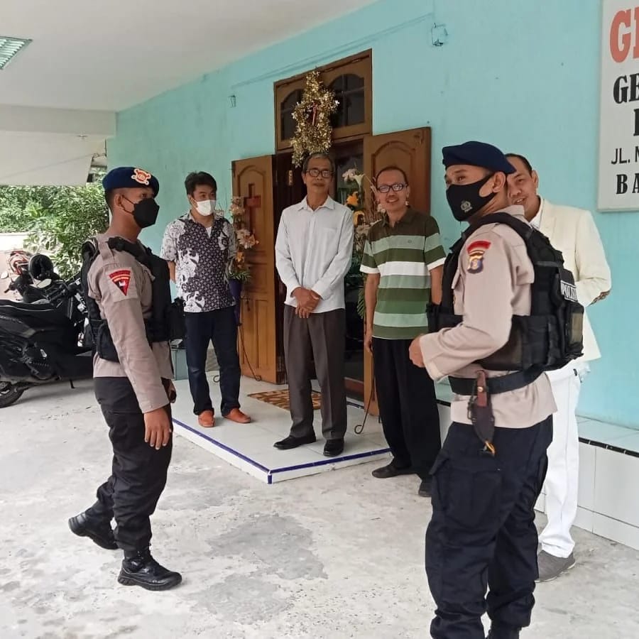 Brimob Polda Kaltim Patroli Sambang Gereja di Balikpapan, Pastikan Jemaat Nyaman Laksanakan Ibadah WhatsApp Image 2023 02 06 at 16.44.01