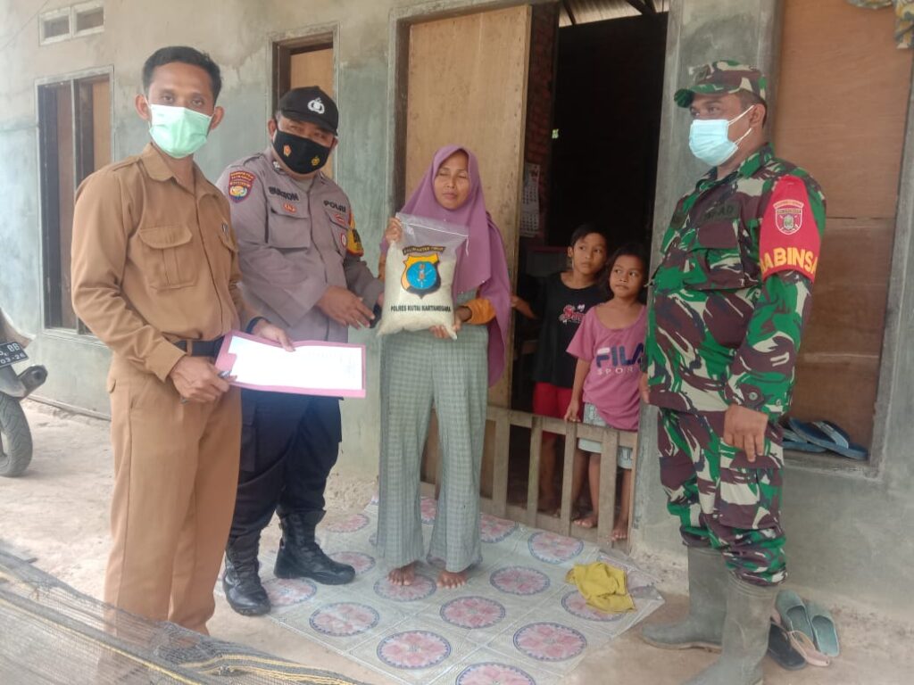 Sinergitas TNI-Polri, Bhabinkamtibmas dan Babinsa Door To Door Bagikan Sembako WhatsApp Image 2023 02 07 at 10.03.48 AM