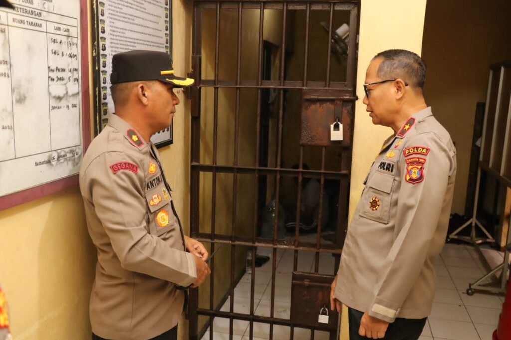 Pastikan Aman, Wakapolda Kaltim Cek Ruang Tahanan Polsek Samarinda Seberang WhatsApp Image 2023 02 09 at 16.58.39