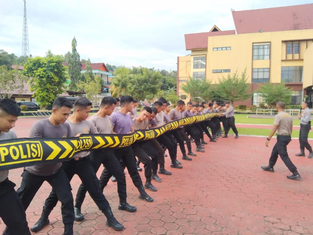 Tingkatkan Kemampuan Personel, Sat Samapta Polres Kukar Laksanakan Latihan Pengendalian Masa WhatsApp Image 2023 02 10 at 09.03.23