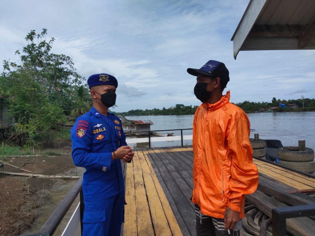 Beri Himbauan Kamtibmas, Personel Satpolairud Polres Kubar Laksanakan Giat Patroli Binmas di Pesisir Sungai Mahakam WhatsApp Image 2023 02 11 at 10.47.58