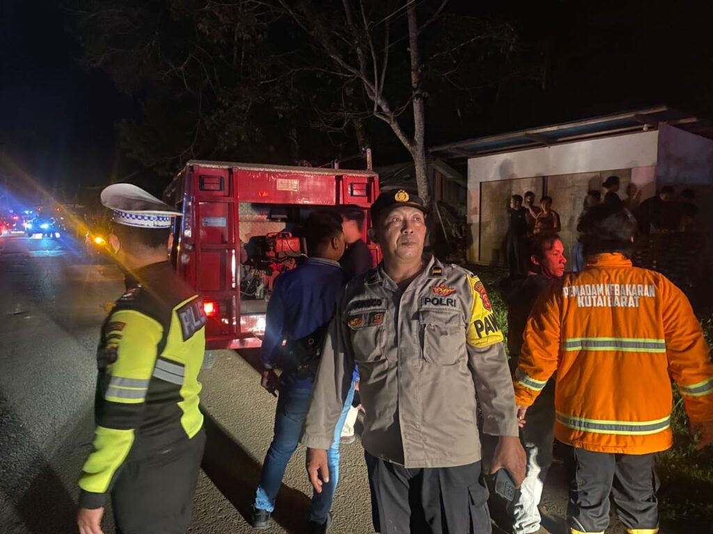 Sigap, Personel Polres Kubar dan Anggota Datangi TKP Lokasi Kebakaran Sebuah Rumah WhatsApp Image 2023 02 11 at 14.03.24