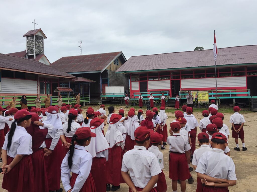 Bina Pelajar, Bhabinkamtibmas Menjadi Irup di SDN 001 Jempang Polsek Jempang WhatsApp Image 2023 02 14 at 09.53.07