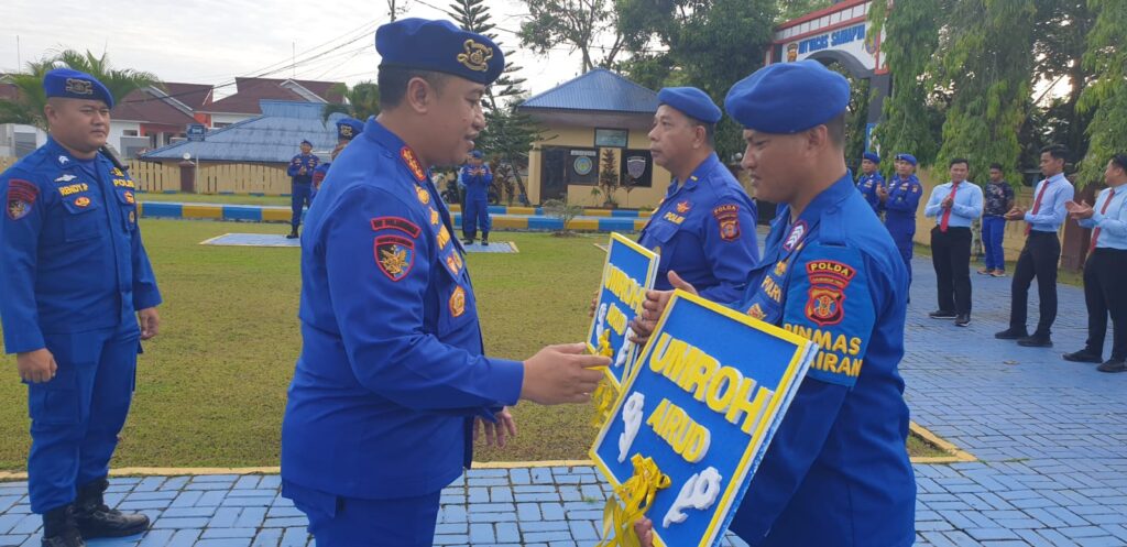 2 Personel Polairud Polda Kaltim Dapat Reward Paket Umroh dari Dirpolairud WhatsApp Image 2023 02 14 at 10.36.14