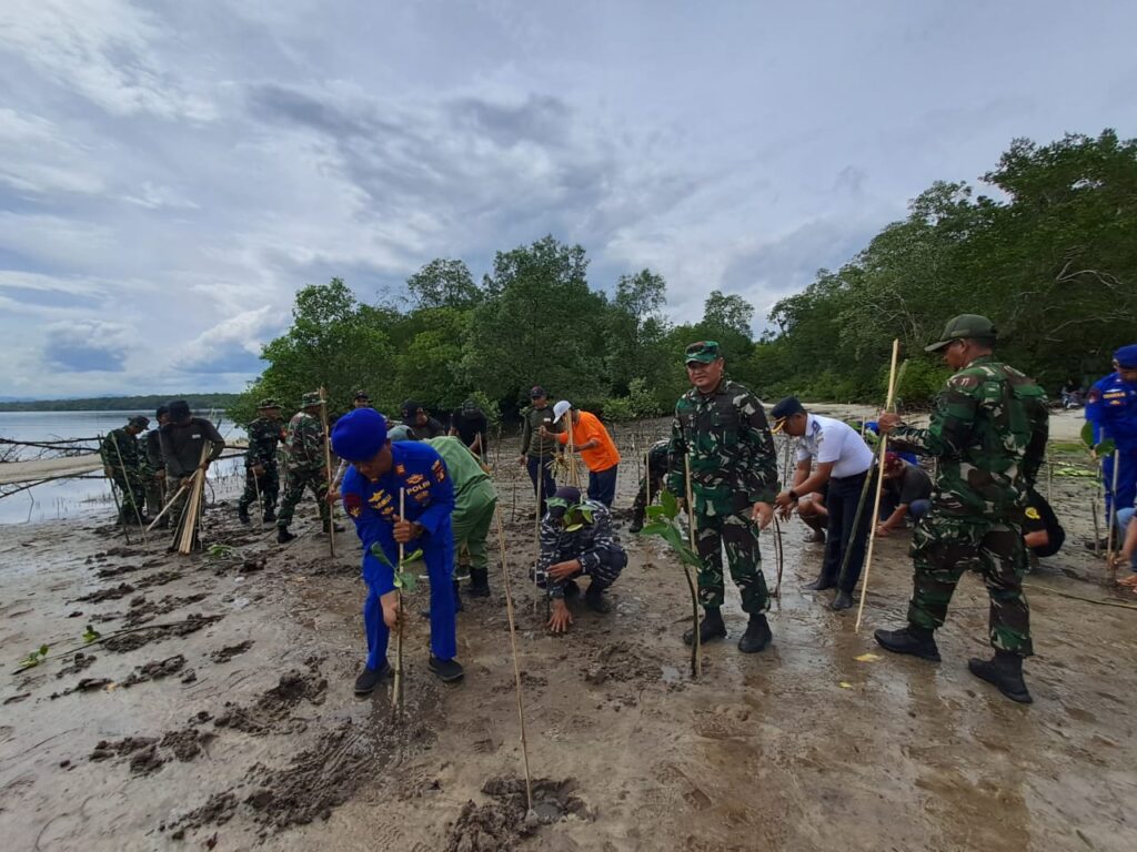 Satpolairud Polres Paser Hadiri Penanaman Pohon Mangrove di Desa Pasir Mayang WhatsApp Image 2023 02 15 at 09.15.06