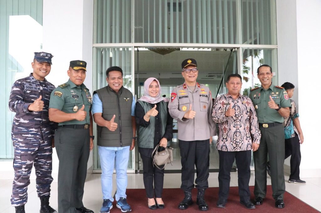 Wakapolda Sambut Kedatangan Menteri Desa Pembangunan Daerah Tertinggal dan Transmigrasi RI di Kaltim WhatsApp Image 2023 02 16 at 13.42.13