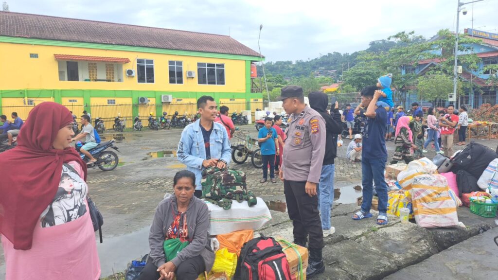 Cegah Gangguan Kamtibmas, Polsek KP Samarinda Berikan Himbauan Kepada Para Penumpang dan Buruh WhatsApp Image 2023 02 18 at 05.54.15