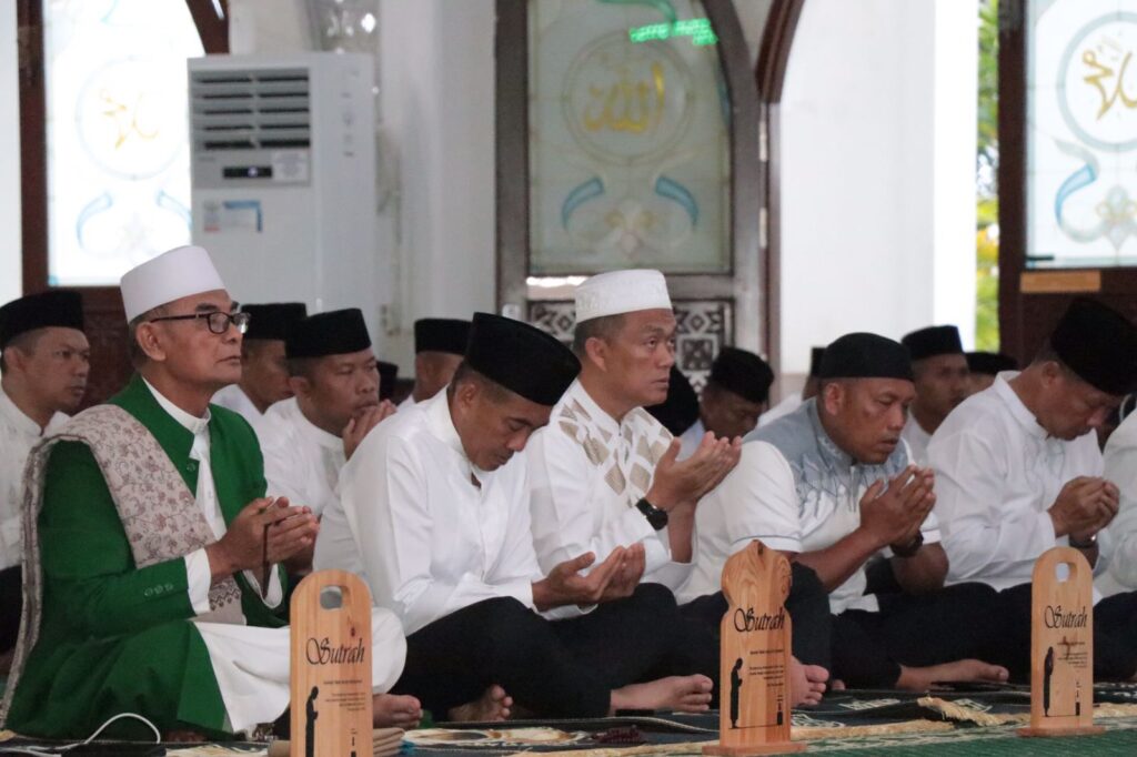 Peringati Isra Mi’iraj 1444 H, Kapolda Kaltim Hadiri Istigasah Kubro Secara Virtual WhatsApp Image 2023 02 19 at 07.39.54