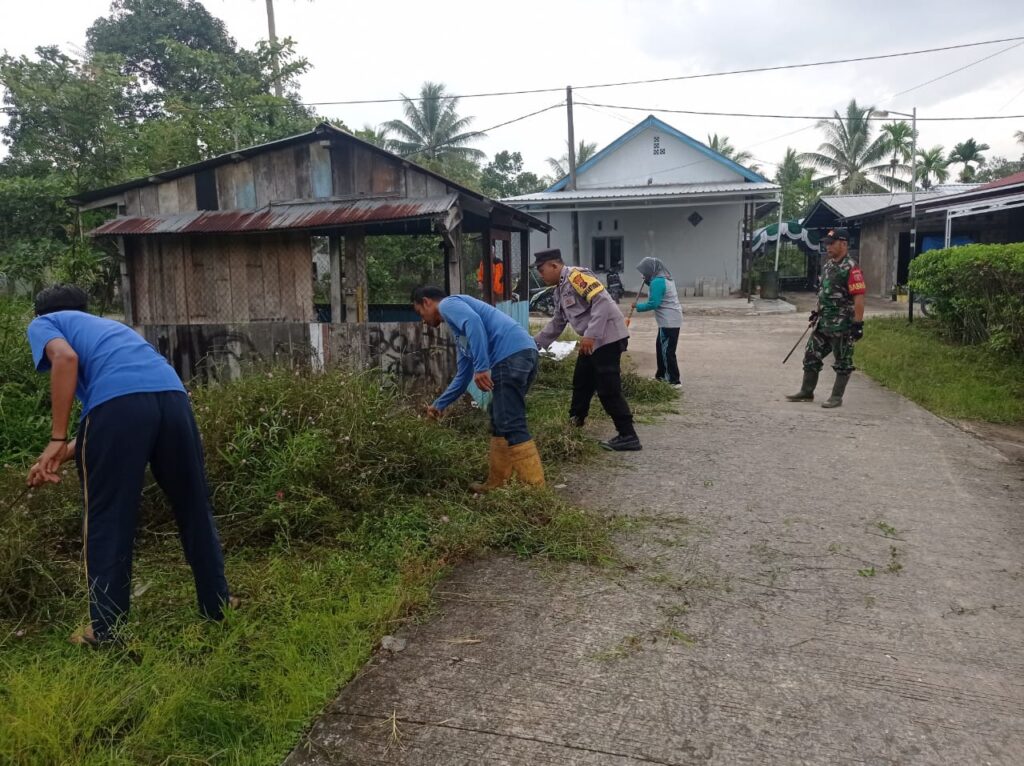 Hadir Ditengah Masyarakat, Bhabinkamtibmas Polres Kukar Laksanakan Gotong Royong Bersihkan Jalan WhatsApp Image 2023 02 19 at 09.22.27