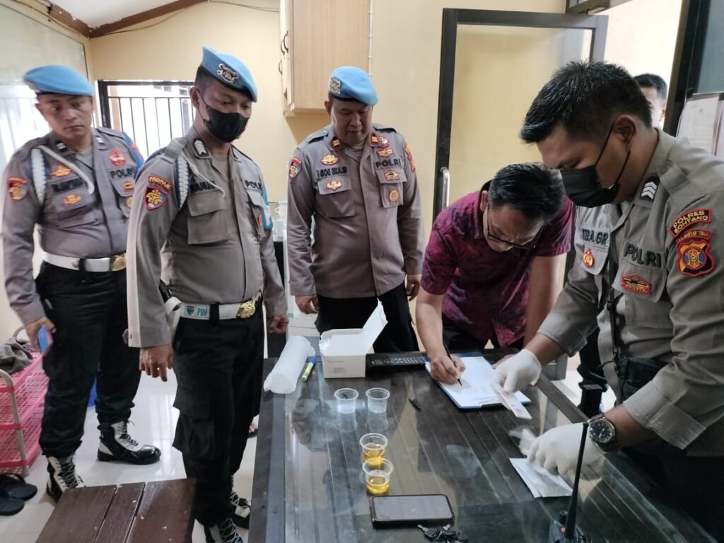 Lakukan Pengawasan Internal, Sie Propam Polres Bontang Gelar Tes Urine WhatsApp Image 2023 02 21 at 10.37.29