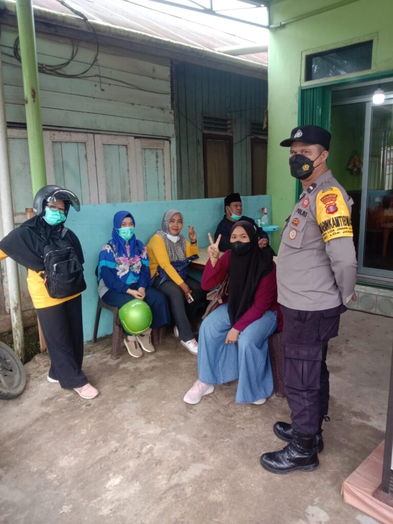 Tepis Hoax Penculikan Anak, Bhabinkamtibmas Sampaikan Pesan Kamtibmas kepada Masyarakat WhatsApp Image 2023 02 22 at 10.20.12