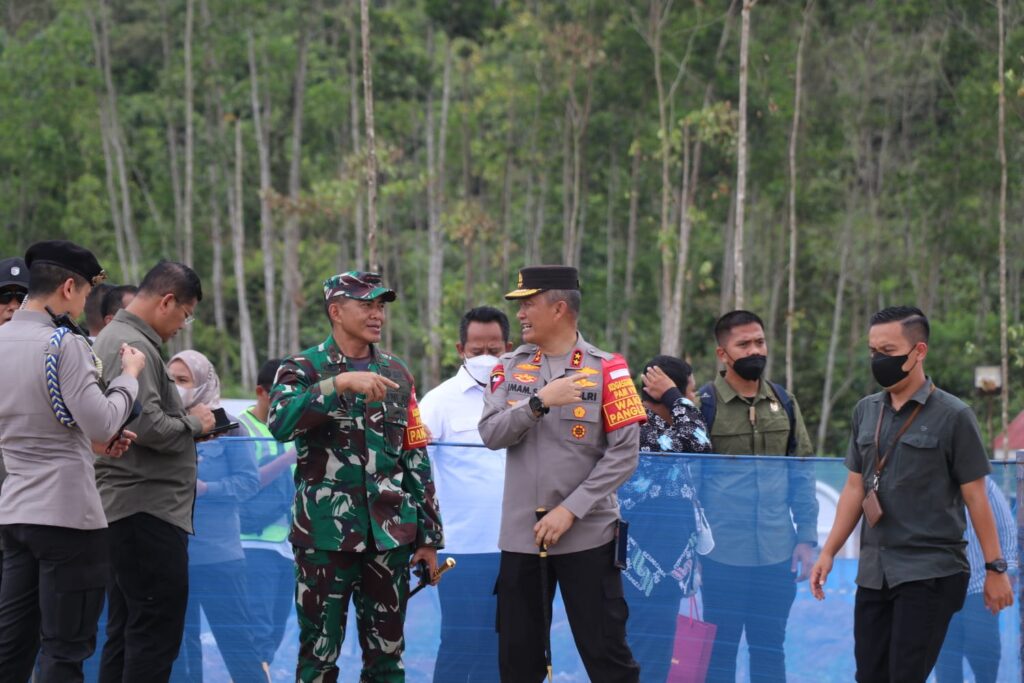 Momen Keakraban Kapolda Kaltim dan Pangdam VI/Mulawarman Disela-sela Kunjungan Presiden RI di IKN WhatsApp Image 2023 02 23 at 16.26.44