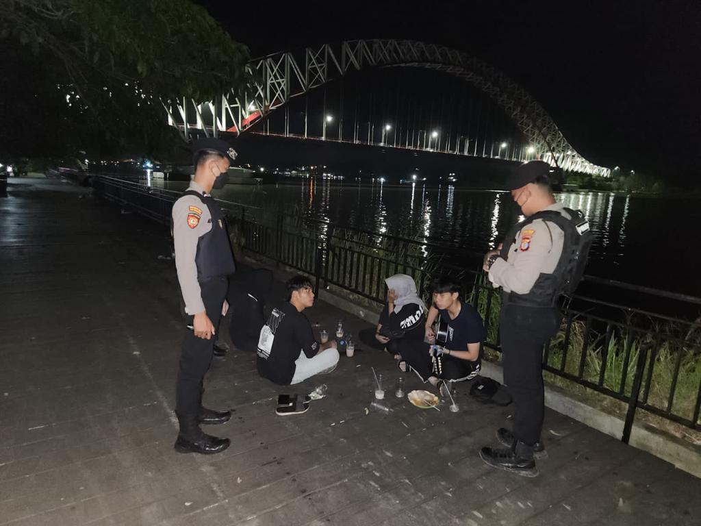 Unit Patroli Sat Samapta Polres Kutai Kartanegara Imbau Para Remaja Untuk Tidak Nongkrong Hingga Larut Malam WhatsApp Image 2023 02 26 at 09.46.29