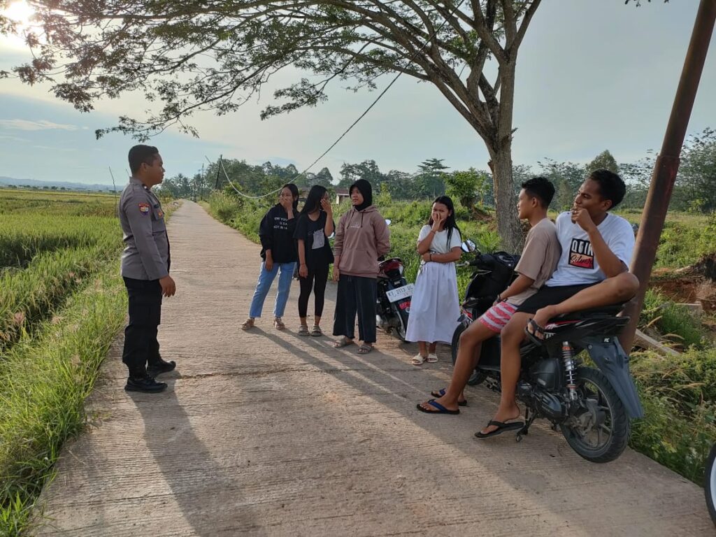 Bhabinkamtibmas Polres Kukar Tingkatkan Patroli dan Beri Himbauan Penyalahgunaan Narkoba Kepada Para Remaja WhatsApp Image 2023 02 27 at 10.04.42