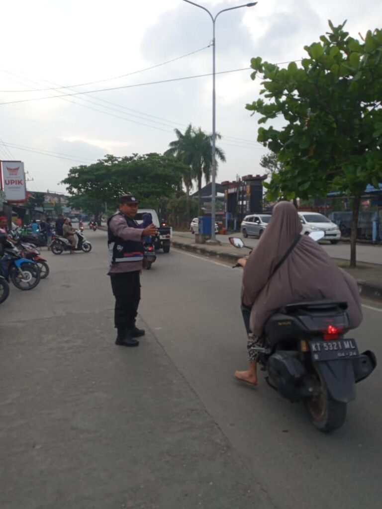 Beri Kelancaran di Jalan Raya, Personel Polsek Samarinda Seberang Gencarkan Gatur Lalin Pagi Hari WhatsApp Image 2023 02 27 at 10.23.40