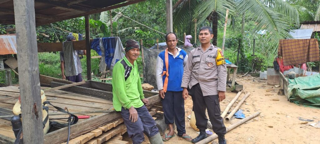 Antisipasi Tanah Longsor Bhabinkamtibmas Polres Bontang Beri Himbauan kepada Warga Binaannya WhatsApp Image 2023 02 27 at 13.08.25