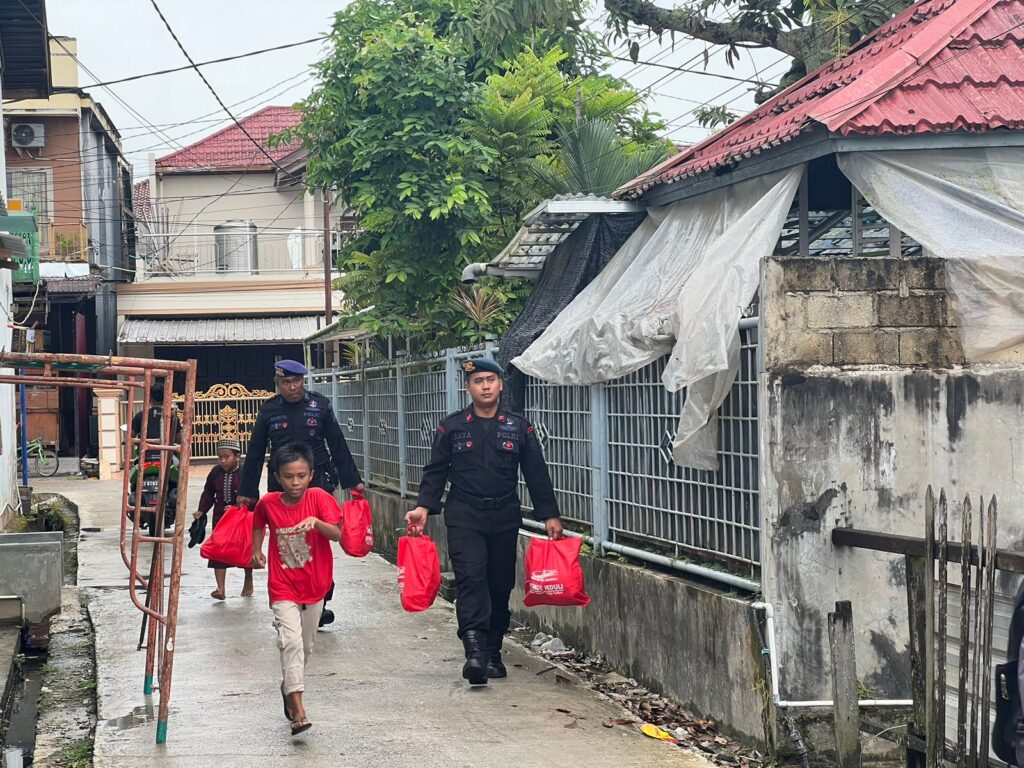 Peduli Masyarakat Sekitar, Brimob Kaltim Kembali Bagikan Paket Sembako WhatsApp Image 2023 02 27 at 15.03.49