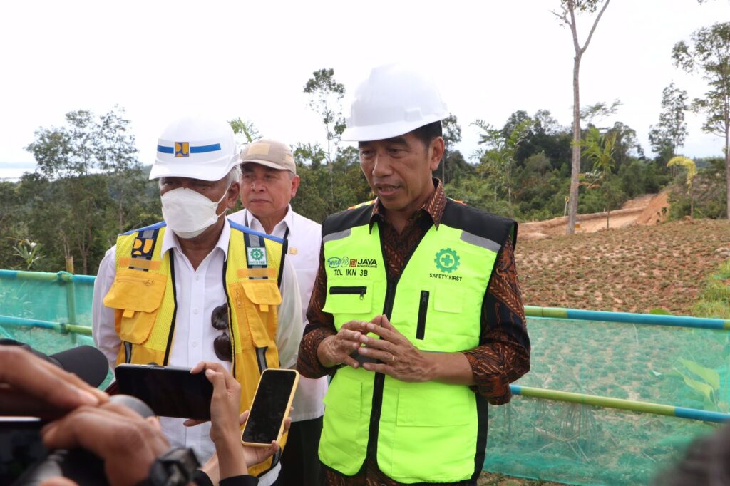 Presiden Jokowi Tinjau Lokasi Progres Pembangunan Tol Ibu Kota Nusantara j1