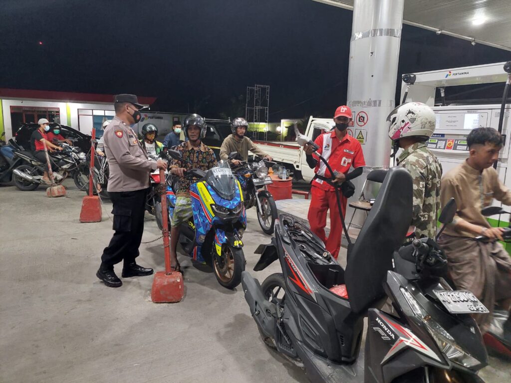 Pastikan Situasi Kondusif di Sekitar SPBU, Personil Polsek Bontang Selatan Melakukan Pengamanan dan Pengaturan 2B2B5106 683A 4E7B 8DA4 2195E7B35198