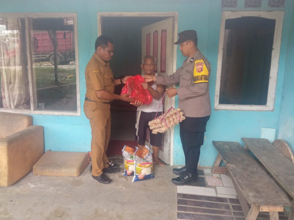 Wujud Kepedulian Polri, Bhabinkamtibmas Polres Kukar Salurkan Bantuan kepada Warga Kurang Mampu 596A03B8 53CB 4799 B6D8 CD0C62E9FE83
