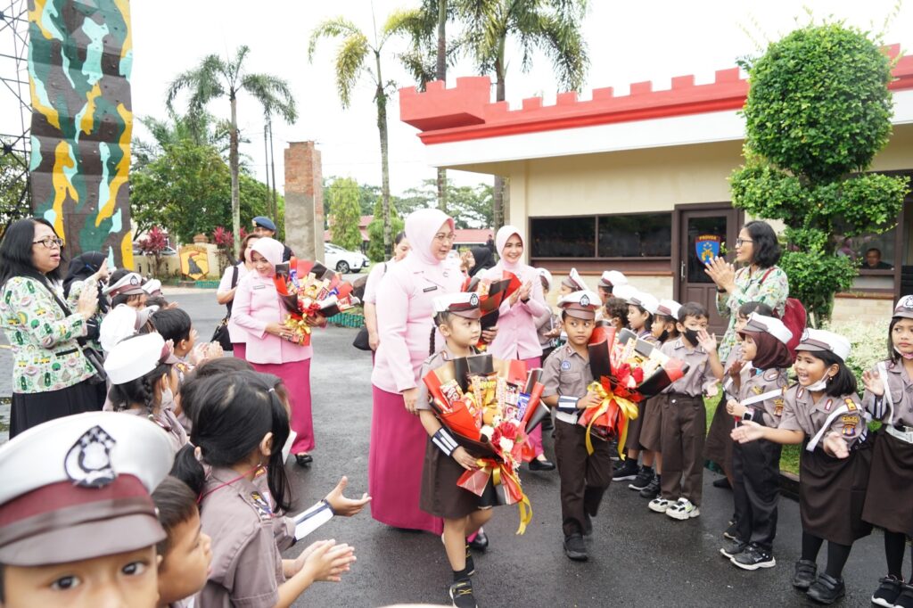 Polisi Sahabat Anak, Brimob Terima Kunjungan TK Kemala Bhayangkari dan Ketua Bhayangkari Daerah Kaltim 7AD179D8 8F5A 46C5 8CDF E6F8F0B57510