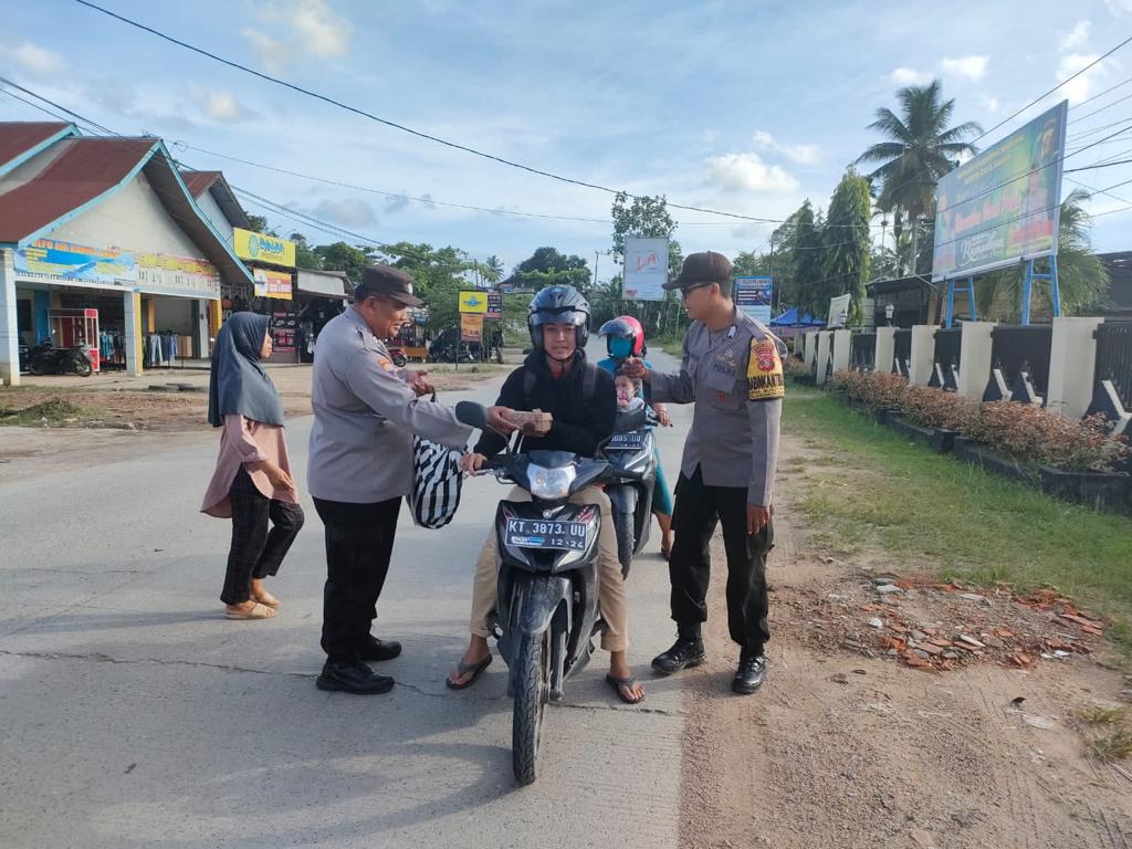 Hadir Ditengah Masyarakat, Polsek Tenggarong Seberang Bagi-Bagi Takjil Kepada Pengendara Menjelang Buka Puasa 8E15E0F1 0C4E 4625 B12F 99BD8BB27990