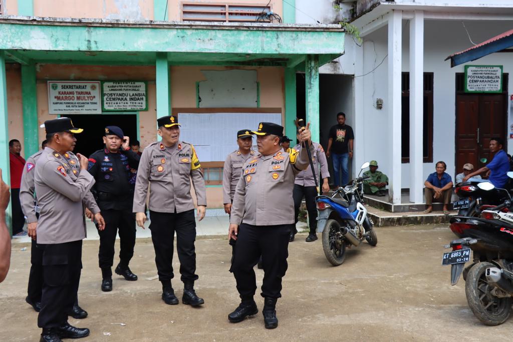 Pastikan Situasi Kondusif, Kapolres Kubar Patroli Cek TPS Pilkades Serentak Se-Kutai Barat 90221969 6AE1 4258 A1D8 BBBE08A6A78D