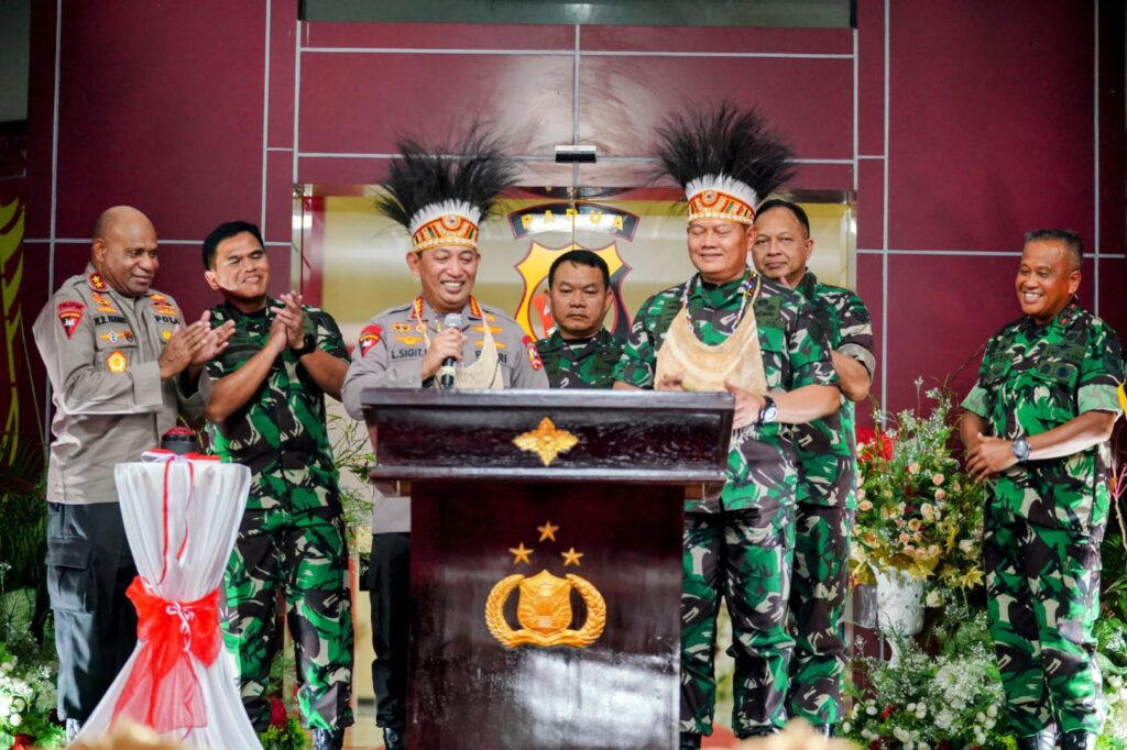 Ratas Bareng Presiden, Kapolri Tegaskan TNI-Polri Kawal Seluruh Kebijakan di Papua 9026e699 3a92 4614 9627 6a5960b3aa69