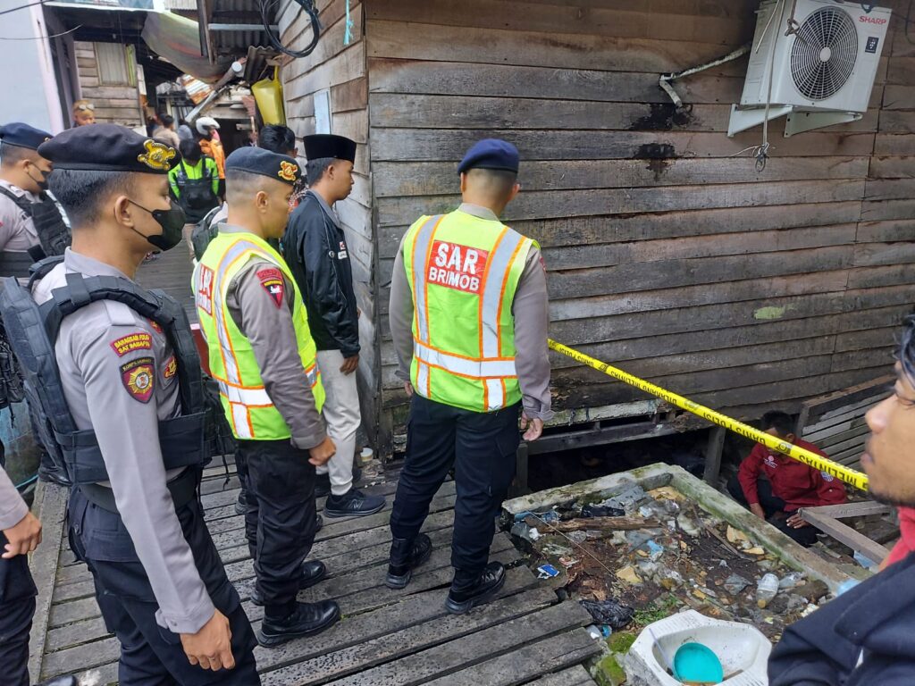 Tim Respons Bencana Brimob Kaltim Datangi TKP Penemuan Mayat di Klandasan Balikpapan AC041A51 C806 4FC0 B891 0D15D31D03D7