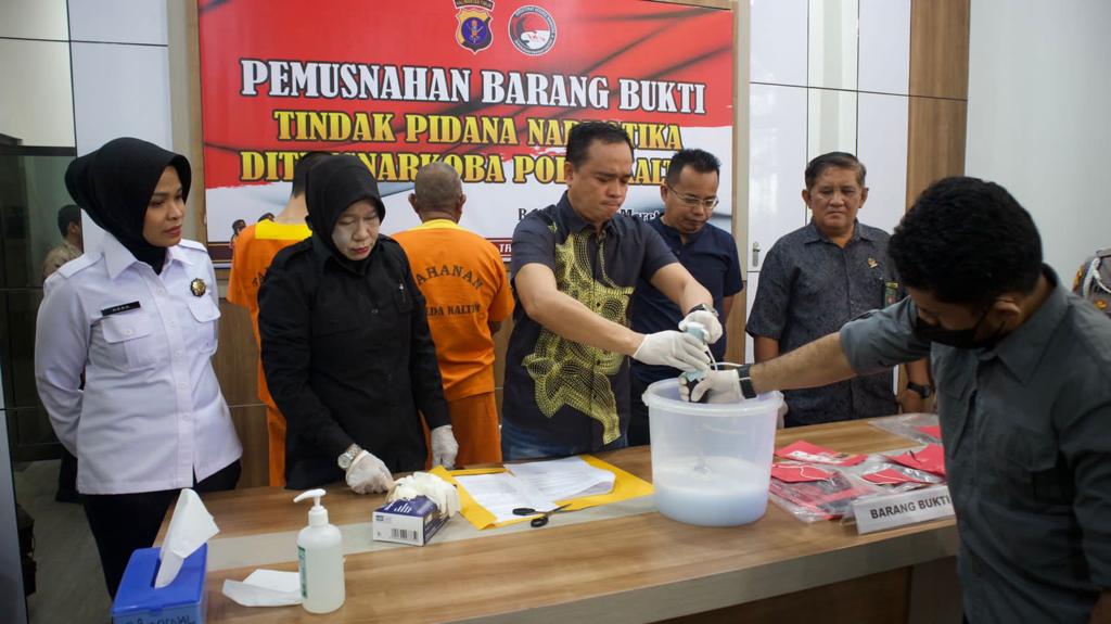 Kasubdit 3 DitResnarkoba Polda Kaltim Pimpin Pemusnahan Barang Bukti Narkotika WhatsApp Image 2023 03 03 at 13.29.09
