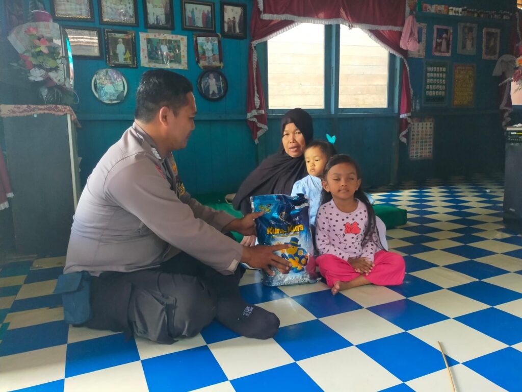 Peduli Terhadap Sesama, Polsek Samarinda Seberang Berikan Paket Sembako Kepada Warga yang Membutuhkan WhatsApp Image 2023 03 03 at 14.43.56
