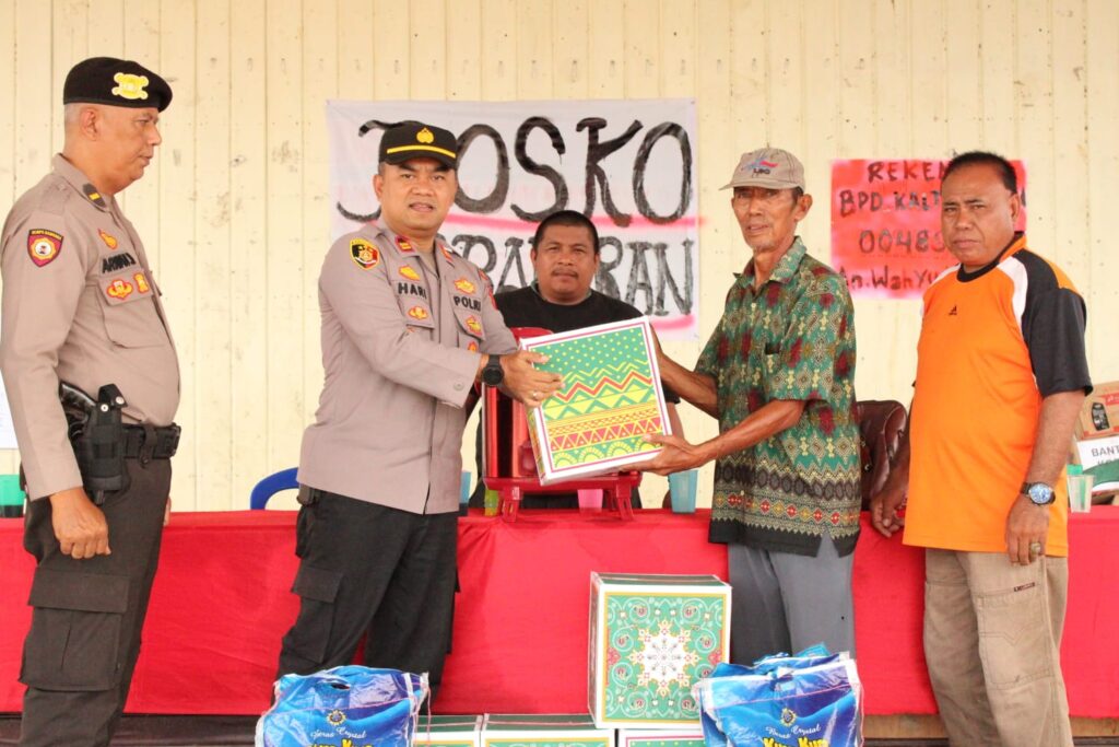 Ringankan Korban Kebakaran, Kapolsek Muara Kaman Serahkan Bantuan Sembako WhatsApp Image 2023 03 04 at 09.52.52